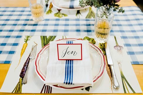 لفة مفرش طاولة ورقية - نمط منقوش مربعات الجاموس الأزرق والأبيض للحفلات أو حفلات الزفاف - مفرش طاولة للاستعمال مرة واحدة صناعة أمريكية in Kuwait