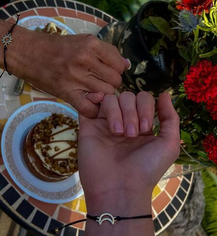 أساور Pinky Promise المطابقة للأزواج - أساور الوعد للأزواج - رفقاء الروح - هدايا لطيفة للصديقات - هدايا المسافات الطويلة - الشمس والقمر in Saudi Arabia