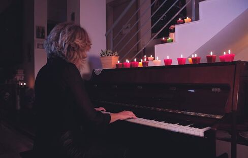 شموع نذرية معطرة جميلة - 18 شمعة كبيرة الحجم للاسترخاء والعلاج العطري - حزمة شموع طويلة الاشتعال، 20 ساعة لكل نذر - مجموعة متنوعة من الشموع والروائح الملونة - All2Shop in Kuwait