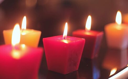 شموع نذرية معطرة جميلة - 18 شمعة كبيرة الحجم للاسترخاء والعلاج العطري - حزمة شموع طويلة الاشتعال، 20 ساعة لكل نذر - مجموعة متنوعة من الشموع والروائح الملونة - All2Shop in Kuwait