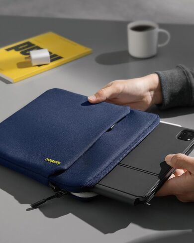 Tomtoc Light-B19 حقيبة كتف iPad Pro M4 2024 رفيعة مقاس 13 بوصة مع تخزين الملحقات، قماش صديق للبيئة، مصممة لجهاز iPad Pro مع لوحة مفاتيح سحرية ولوحة مفاتيح ذكية in Kuwait