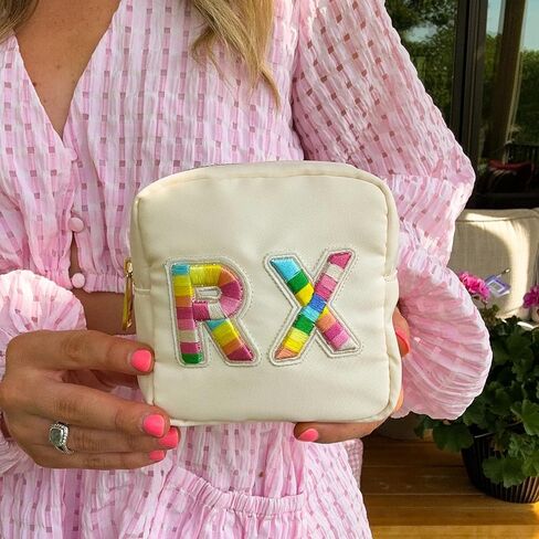 حقيبة مستحضرات التجميل الصغيرة المخصصة من النايلون Rx من uekeboag، حقيبة طبية لطيفة على شكل حروف من الشانيل مع سحاب، حقيبة فيتامين سفر للمكياج للنساء والفتيات (01Sand) in Saudi Arabia