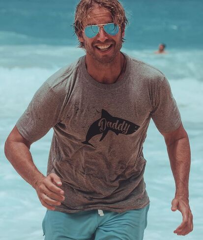 Mens Daddy Shark T Shirt Cute Funny Family Cool Best Dad Vacation Tee for Guys in Saudi Arabia