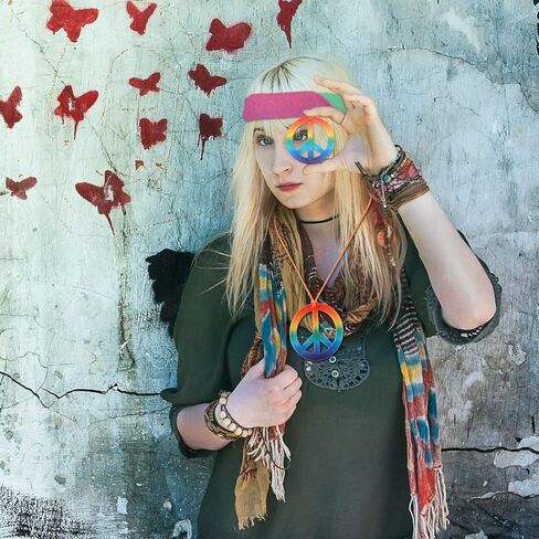 مجموعة أزياء هيبي المكونة من 4 قطع من إكسسوارات ملابس هيبي في الستينيات تتضمن نظارات هيبي وقلادة علامة السلام بألوان قوس قزح وعصابة رأس وأقراط علامة السلام الهبي in Kuwait