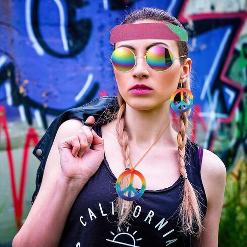 مجموعة أزياء هيبي المكونة من 4 قطع من إكسسوارات ملابس هيبي في الستينيات تتضمن نظارات هيبي وقلادة علامة السلام بألوان قوس قزح وعصابة رأس وأقراط علامة السلام الهبي in Kuwait