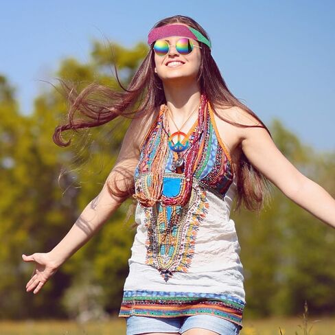 مجموعة أزياء هيبي المكونة من 4 قطع من إكسسوارات ملابس هيبي في الستينيات تتضمن نظارات هيبي وقلادة علامة السلام بألوان قوس قزح وعصابة رأس وأقراط علامة السلام الهبي in Kuwait