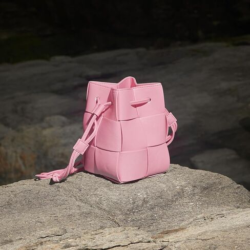 حقيبة دلو من القش للنساء، حقيبة شاطئ صيفية منسوجة برباط على شكل دلو (وردي) in Kuwait