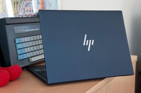 كمبيوتر محمول HP Dragonfly G4 الفاخر بشاشة لمس 13.5 بوصة IPS 1920x1280 (Intel i7-1355U، 32 جيجابايت LPDDR5، 1 تيرابايت SSD، KYB بإضاءة خلفية، بصمة الإصبع، 2 Thunderbolt 4، مكبرات صوت B&O، WiFi 6E، Win11P) مع محور DKZ in Saudi Arabia
