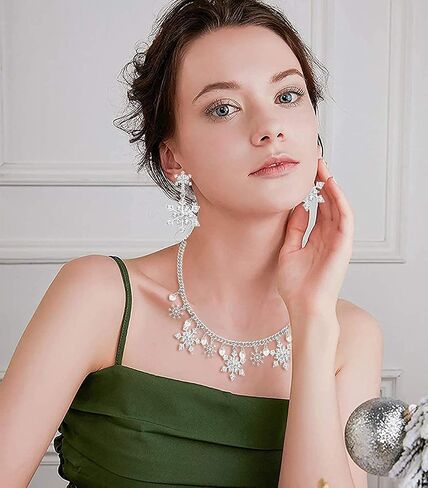 Christmas Snowflake Necklace Bracelet Earrings Snowflake Charm Link Bracelet Austrian Crystal Drop Dangle Earrings Christmas Snoflake Jewelry Set for Women Girls in Saudi Arabia