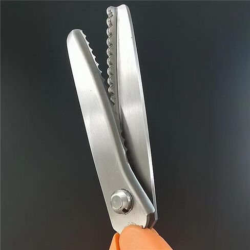 مقصات Pinking لقطع القماش، مقص متعرج مزخرف بحافة الخياطة، مقص حرفي للخياطة، مقص سجل القصاصات ذو قبضة مريحة للاستخدام في الأعمال اليدوية، والحرف اليدوية، وقطع الجلد/الورق (وردي، مسنن) in Kuwait