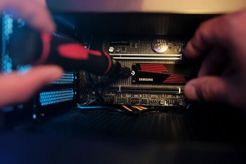 SAMSUNG 990 PRO مع Heatsink SSD 1TB PCIe 4.0 M.2 محرك الأقراص الصلبة الداخلي ذو الحالة الصلبة، أسرع سرعة للألعاب، والتحكم في الحرارة، والتخزين المباشر وتوسيع الذاكرة، متوافق مع Playstation5، MZ-V9P2T0GW in Saudi Arabia