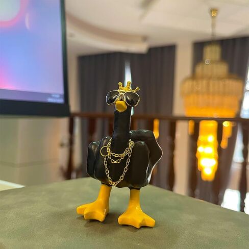 تمثال منحوتة من Finger Duck King Collectibles، تمثال راتنج بطة مضحك مع نظارات تاج صغير وقلادة، ديكور منزلي رائع، ملحقات السيارة مكتب المكتب المنزلي (أسود وأصفر ليموني) in Saudi Arabia
