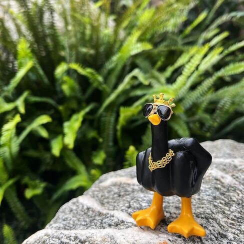 تمثال منحوتة من Finger Duck King Collectibles، تمثال راتنج بطة مضحك مع نظارات تاج صغير وقلادة، ديكور منزلي رائع، ملحقات السيارة مكتب المكتب المنزلي (أسود وأصفر ليموني) in Saudi Arabia