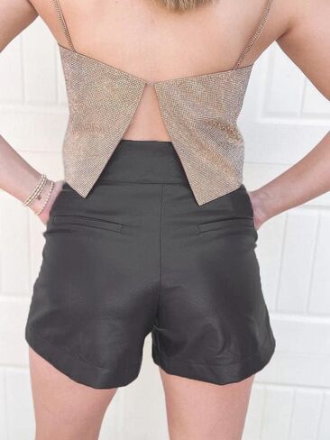 شورت نسائي أسود قابل للتمدد بخصر عالٍ من الجلد الصناعي مع جيوب in Kuwait