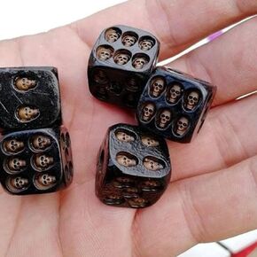 5 Pcs Skeleton Dice Scary Novelty Decorative Ornament 6 Sided D6 Dice Vintage Skeleton Head Bone Dice Cube,Table Ornament Vintage Skeleton Dice for Restaurant Bars Club Pub Halloween Party