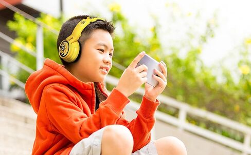 eKids Minions Kids Bluetooth Headphones, Wireless Headphones with Microphone Includes Aux Cord, Volume Reduced Kids Foldable Headphones for School, Home, or Travel in Saudi Arabia