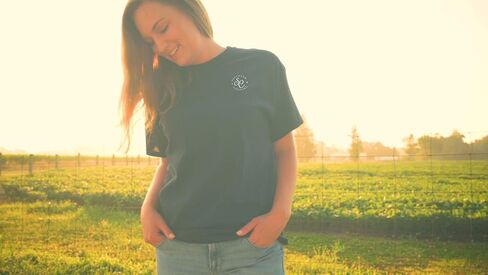 تي شيرت Southern Couture SC Classic Southern & Sassy منذ الولادة للشباب كلاسيكي مناسب - أزرق داكن in Kuwait