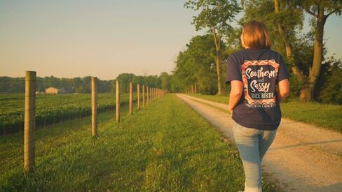 تي شيرت Southern Couture SC Classic Southern & Sassy منذ الولادة للشباب كلاسيكي مناسب - أزرق داكن in Kuwait