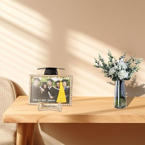مجموعة واحدة من إطارات صور التخرج لعام 2024، مجموعة هدايا ديكورات من فئة 2024، إطار صورة تذكار، عرض على الطاولة، لوازم الحفلات الكاملة لاحتفالات المدرسة الثانوية والكلية (إطارات التخرج، 1) in Kuwait