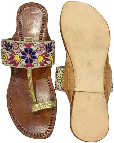 صنادل عمل متعددة الخيوط Kohlapuri Chappals للأحذية النسائية المصنوعة يدويًا من الجلد الناعم الهندي التقليدي in Kuwait
