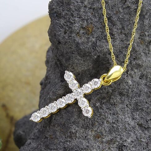 قلادة SAVEARTH DIAMONDS 1 1/10 قيراط مستديرة الشكل من الألماس المويسانتي على شكل صليب من الذهب عيار 14 قيراط فوق مجوهرات من الفضة الاسترليني للنساء مع سلسلة 18 بوصة (لون G-H، وضوح VVS1، 1.10 قيراط) in Kuwait