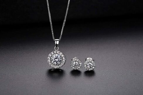 مجموعة مجوهرات للنساء من اورولا مصنوعة من خليط معدني من الفضة ومرصعة باحجار الراين والكريستال للزفاف والاقراط in Kuwait