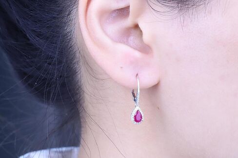 حلق خلفي من الذهب الأبيض عيار 10 قيراط على شكل كمثرى روبي أصلية مع الماس الطبيعي (I1) من جين آند جريس. in Kuwait