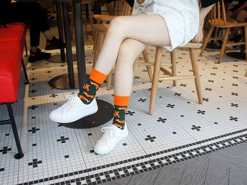 حذاء رياضي FEVERSOLE أبيض برباط من البولي يوريثان مقاس 8.5 متر مع جوارب بيضاء بدون عرض 6 أزواج in Kuwait