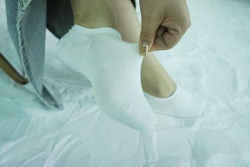 حذاء رياضي FEVERSOLE أبيض برباط من البولي يوريثان مقاس 8.5 متر مع جوارب بيضاء بدون عرض 6 أزواج in Kuwait