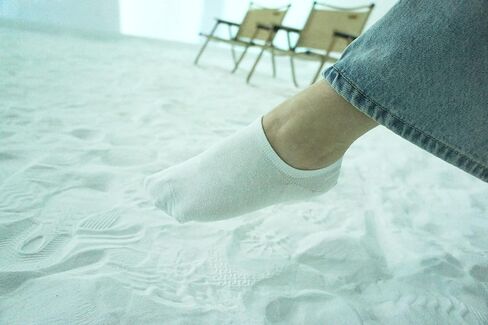 حذاء رياضي FEVERSOLE أبيض برباط من البولي يوريثان مقاس 8.5 متر مع جوارب بيضاء بدون عرض 6 أزواج in Kuwait