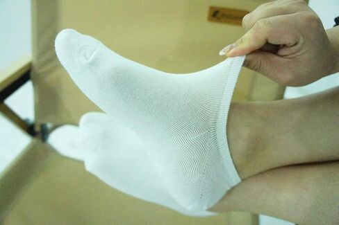 حذاء رياضي FEVERSOLE أبيض برباط من البولي يوريثان مقاس 8.5 متر مع جوارب بيضاء بدون عرض 6 أزواج in Kuwait