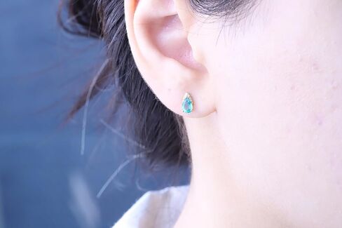 أقراط جين آند جريس من الذهب الأصفر عيار 10 قيراط من الزمرد الزامبي الطبيعي والألماس الطبيعي | مجوهرات مصنوعة يدويًا من الزمرد بقطع الكمثرى من مصادر أخلاقية وأصيلة وعضوية in Kuwait