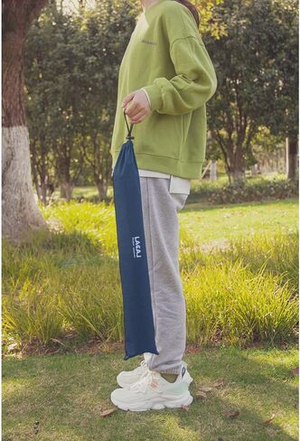 طاولة قابلة للطي للتخييم خفيفة الوزن، إطار ألومنيوم متين، سطح من قماش أكسفورد، حجم تخزين صغير، مع غطاء قدم غير قابل للانزلاق، جيب جانبي وحقيبة حمل (كحلي) in Kuwait