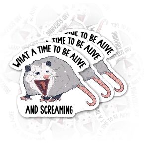 مجموعة من 3 قطع من ملصقات What A Time to Be Alive and Screaming، ملصقات حيوانات مضحكة لمساعد الماء، ملصق اقتباس سخرية من الفينيل، ملصق مضحك لزجاجة المياه والهاتف والكمبيوتر المحمول Kindle (2 بوصة)