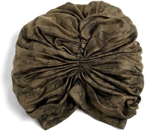 قبعة عمامة عصرية من Coco + Carmen Bohobeanie، مصنوعة من البوليستر والألياف الدقيقة، وزهور الزيتون، وإكسسوارات نسائية in Kuwait