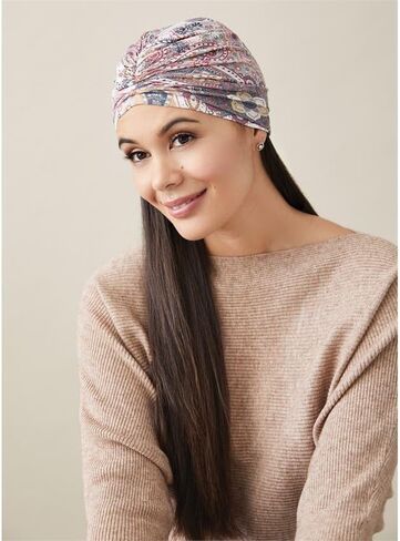 قبعة عمامة عصرية من Coco + Carmen Bohobeanie، مصنوعة من البوليستر والألياف الدقيقة، وزهور الزيتون، وإكسسوارات نسائية in Kuwait