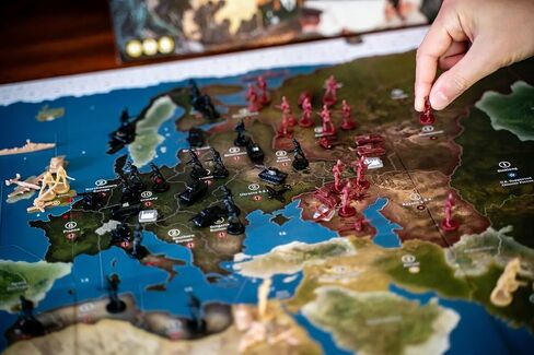 Renegade Game Studios Axis & Allies: الإصدار الثاني لعام 1942 - لعبة لوحة استراتيجية منمنمات الحرب العالمية الثانية، Renegade، للأعمار من 12 عامًا فما فوق، 2-5 لاعبين، 3-4 ساعات in Saudi Arabia