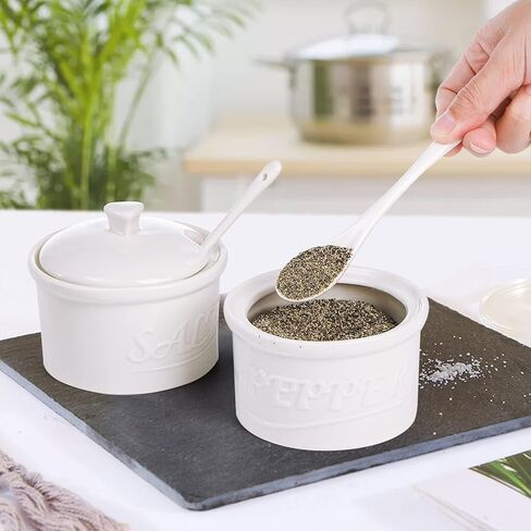 مجموعة هاكاروا المكونة من 2 قبو ملح وفلفل سيراميك مع غطاء وملعقة، أوعية ملح وفلفل قابلة للتكديس 8.5 أونصة، صندوق توابل المطبخ العتيق لأملاح البحر والسكر والأبيض in Kuwait