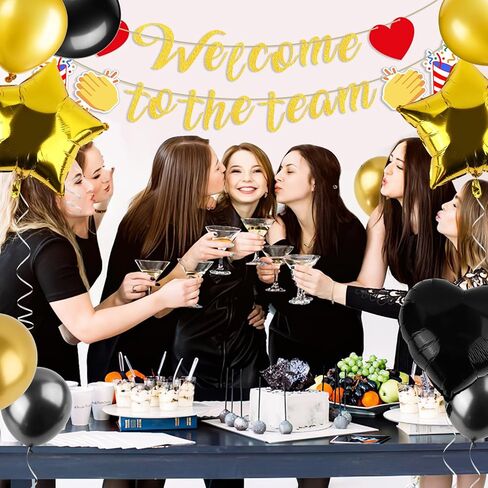 لافتة مرحبًا بك في الفريق، لافتة ترحيب باللون الأسود اللامع للموظف الجديد وزملاء العمل، لافتة بالونات ورقية وديكورات الرايات وديكورات حفلات المكتب وخلفية كشك الصور in Kuwait
