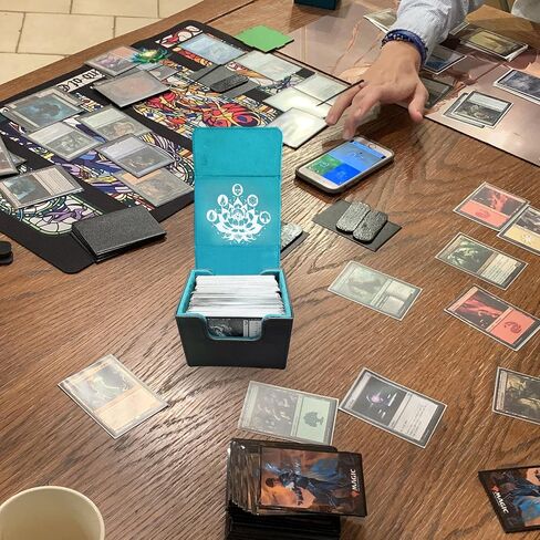 صندوق MTG Commander Deck Box مع مقسمين، يناسب أكثر من 120 بطاقة ذات أكمام واحدة، صندوق سطح تجميع سحري مغناطيسي قوي، صندوق تخزين بطاقات التداول من جلد البولي يوريثان لبطاقات TCG، CCG، MTG (أزرق سماوي) in Saudi Arabia