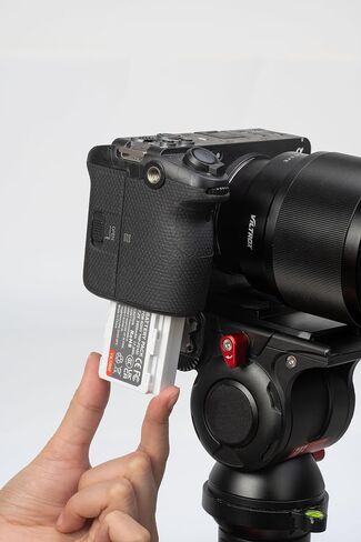 مجموعة بطارية بديلة VILTROX 2400 مللي أمبير في الساعة لكاميرا سوني، عبوتان بطارية NP-FZ100 مع كابل من النوع C لسوني A7 IV، A7R V، A7S III، A7C، FX3، FX30، A6600، A6700، ZV-E1، A1، A9، A9 ثانيا in Saudi Arabia
