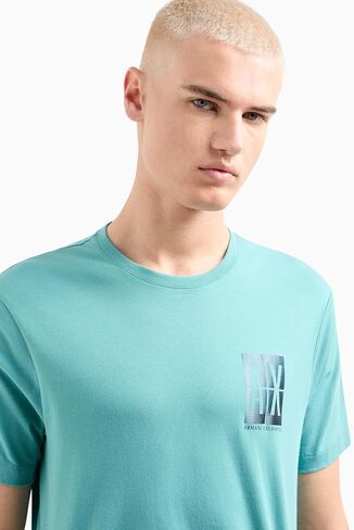 تي شيرت رجالي من A｜X ARMANI EXCHANGE مصنوع من القطن بمقاس عادي وشعار صندوق متدرج صغير على الصدر in Saudi Arabia