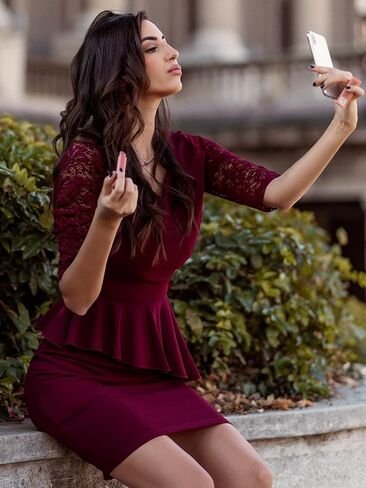 فستان نسائي قصير من Miusol برقبة على شكل حرف V ومكشكش من الدانتيل وأكمام 2/3 in Kuwait