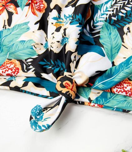 طقم بيكيني نسائي برقبة واسعة وعقدة أمامية قصيرة وخصر عالٍ ومطبوع من الأسفل مطبوع عليه تانكيني رياضي in Kuwait