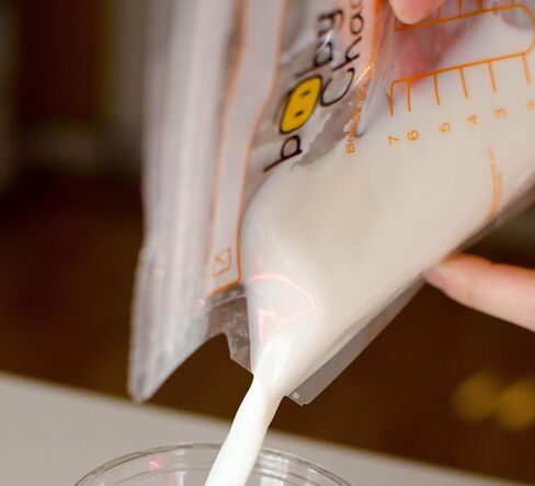 Baby Chan Breast Milk Storage Bags, 100 Count (2 Packs of 50 Bags) with Double Zipper Seal and Convenient Pour Spout, Excellent for Storing and Freezing Breastmilk, Pre-sterilized, BPA and BPS-Free in Saudi Arabia