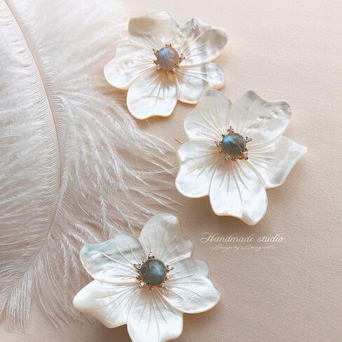 New Year Brooches and Pins for Women with Crystal,Flower Lapel Pin Blossom Brooch Jewelry Gifts,Fashionable Accessories Flower Brooches and Pins for New Year Gift in Saudi Arabia