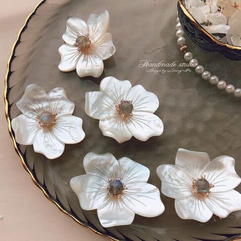 New Year Brooches and Pins for Women with Crystal,Flower Lapel Pin Blossom Brooch Jewelry Gifts,Fashionable Accessories Flower Brooches and Pins for New Year Gift in Saudi Arabia