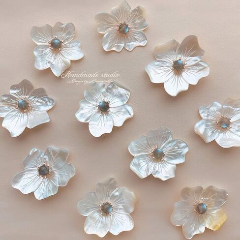 New Year Brooches and Pins for Women with Crystal,Flower Lapel Pin Blossom Brooch Jewelry Gifts,Fashionable Accessories Flower Brooches and Pins for New Year Gift in Saudi Arabia