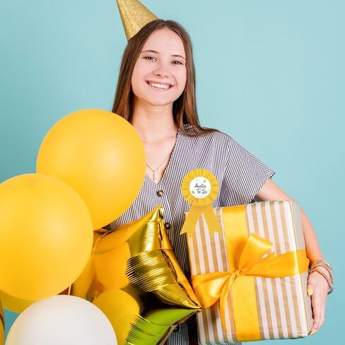دبوس شارة صفيح من Auntie To Bee، دبوس زر أفضل عمة على الإطلاق للنساء، دبوس شريط جائزة روزيت أصفر لحفلات استقبال المولود الجديد، موضوع النحل يكشف عن الجنس لتزيين الحفلات in Kuwait