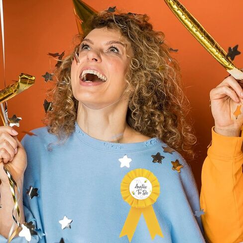 دبوس شارة صفيح من Auntie To Bee، دبوس زر أفضل عمة على الإطلاق للنساء، دبوس شريط جائزة روزيت أصفر لحفلات استقبال المولود الجديد، موضوع النحل يكشف عن الجنس لتزيين الحفلات in Kuwait